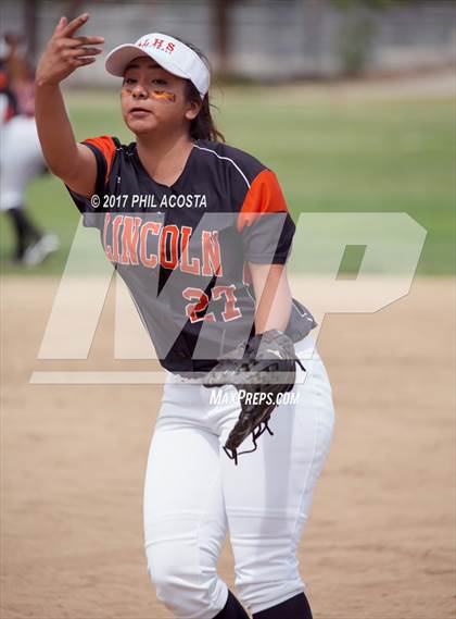 Thumbnail 1 in Lincoln vs Franklin photogallery.