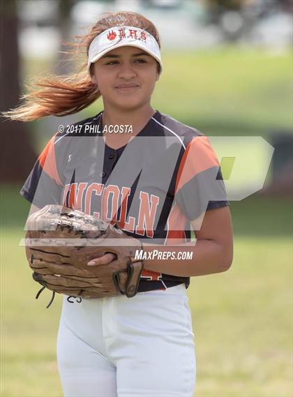 Thumbnail 1 in Lincoln vs Franklin photogallery.