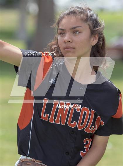 Thumbnail 1 in Lincoln vs Franklin photogallery.