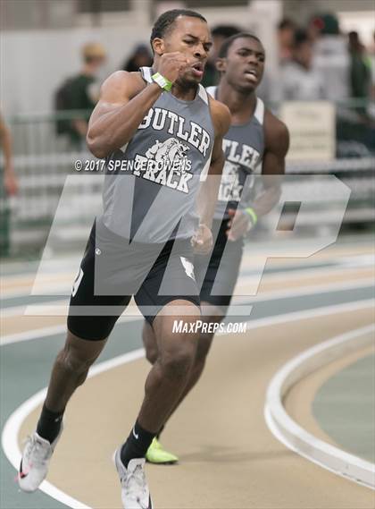 Thumbnail 1 in NC Runners Holiday Invitational photogallery.