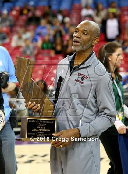 Thumbnail 3 in Eastside College Prep vs Village Christian (CIF State D5 Final) photogallery.