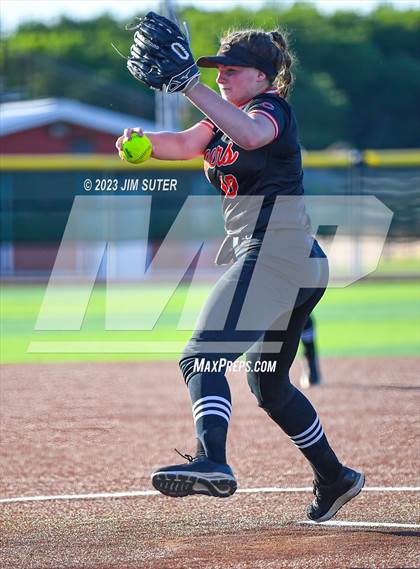 Thumbnail 2 in Snook vs Centerville (UIL 2A Reg IV Bi-District Playoff) photogallery.