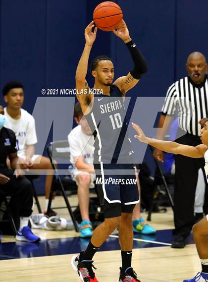 Thumbnail 1 in Sierra Canyon vs. Windward photogallery.