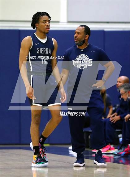 Thumbnail 2 in Sierra Canyon vs. Windward photogallery.