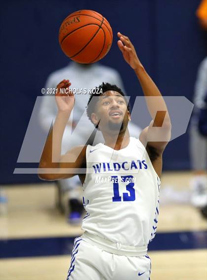 Thumbnail 1 in Sierra Canyon vs. Windward photogallery.