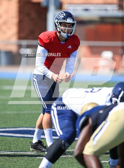 Thumbnail 2 in Notre Dame (SO) @ Loyola (Scrimmage) photogallery.