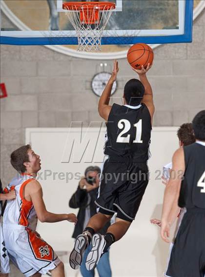 Thumbnail 3 in Apple Valley vs. Palos Verdes Peninsula (MaxPreps Holiday Classic) photogallery.