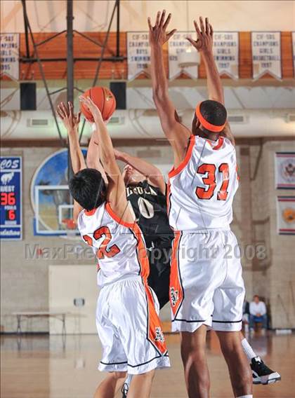 Thumbnail 1 in Apple Valley vs. Palos Verdes Peninsula (MaxPreps Holiday Classic) photogallery.