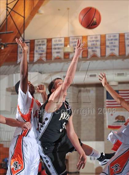 Thumbnail 3 in Apple Valley vs. Palos Verdes Peninsula (MaxPreps Holiday Classic) photogallery.