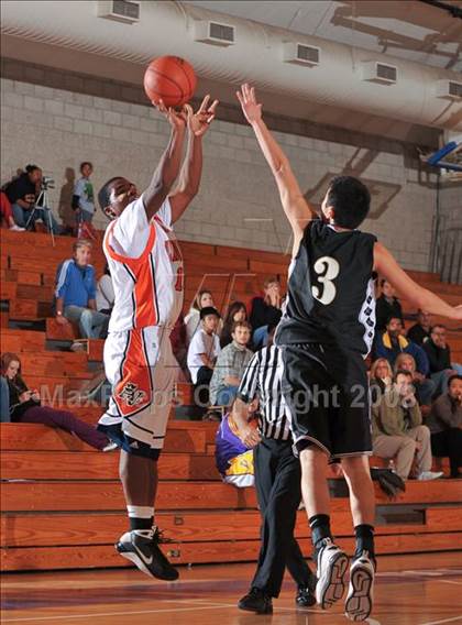 Thumbnail 1 in Apple Valley vs. Palos Verdes Peninsula (MaxPreps Holiday Classic) photogallery.