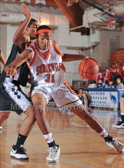 Thumbnail 3 in Apple Valley vs. Palos Verdes Peninsula (MaxPreps Holiday Classic) photogallery.