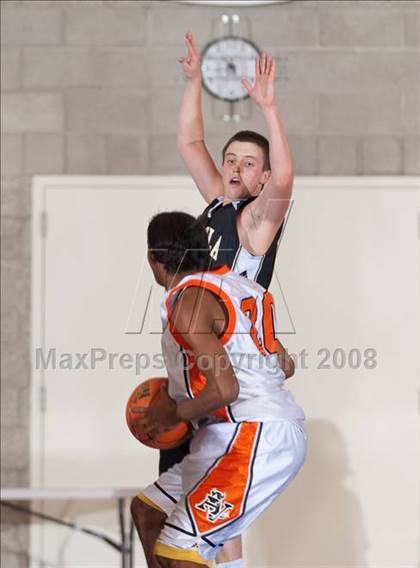 Thumbnail 3 in Apple Valley vs. Palos Verdes Peninsula (MaxPreps Holiday Classic) photogallery.