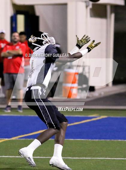 Thumbnail 2 in JSerra Catholic vs. Mater Dei photogallery.