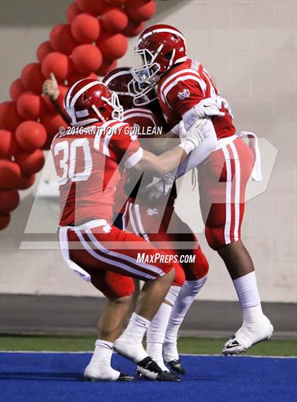 Thumbnail 2 in JSerra Catholic vs. Mater Dei photogallery.