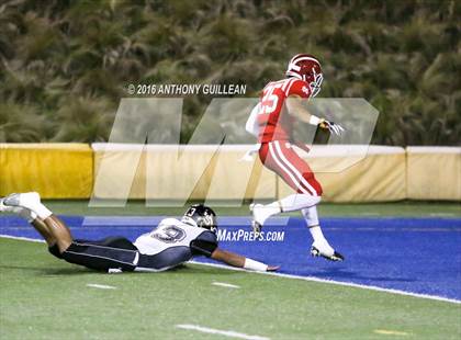 Thumbnail 3 in JSerra Catholic vs. Mater Dei photogallery.