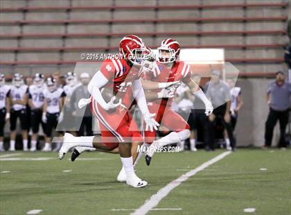 Thumbnail 1 in JSerra Catholic vs. Mater Dei photogallery.