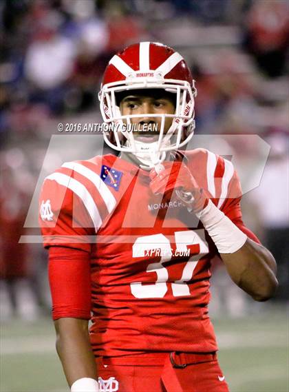 Thumbnail 2 in JSerra Catholic vs. Mater Dei photogallery.