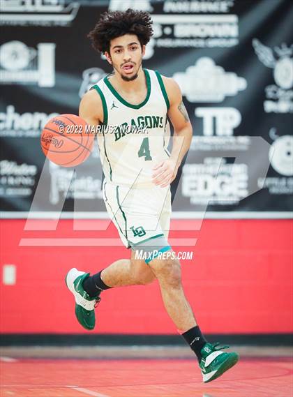 Thumbnail 2 in Utica Eisenhower vs Lake Orion (MHSAA District Semifinal) photogallery.