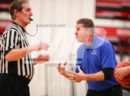 Thumbnail 3 in Utica Eisenhower vs Lake Orion (MHSAA District Semifinal) photogallery.