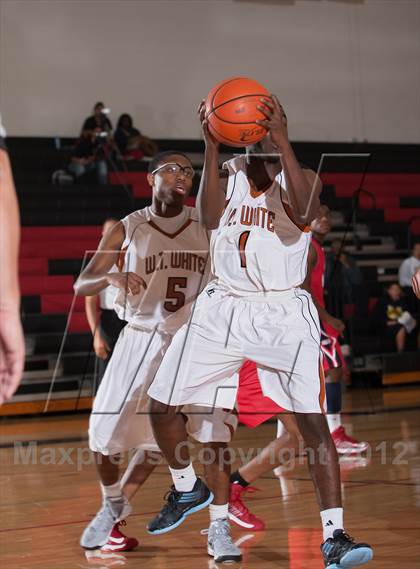 Thumbnail 1 in Horn [Dr. John] vs White [W.T.] (Carrollton-Farmers Branch Basketball Classic) photogallery.