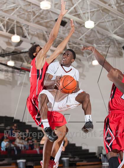Thumbnail 3 in Horn [Dr. John] vs White [W.T.] (Carrollton-Farmers Branch Basketball Classic) photogallery.
