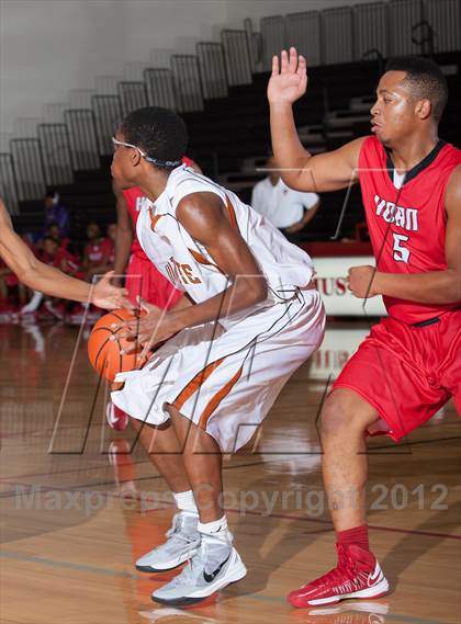 Thumbnail 3 in Horn [Dr. John] vs White [W.T.] (Carrollton-Farmers Branch Basketball Classic) photogallery.