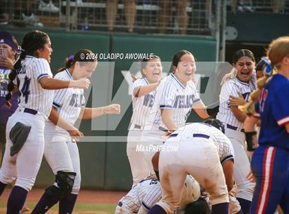 Thumbnail 3 in Weslaco vs. Midway (UIL 6A Softball Final) photogallery.