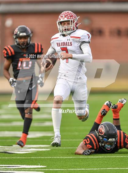 Thumbnail 2 in Van vs. Gilmer (UIL 4A Region Semifinal Playoff) photogallery.