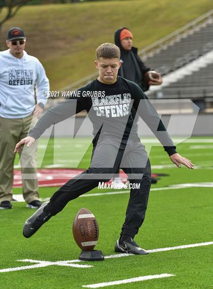 Thumbnail 1 in Van vs. Gilmer (UIL 4A Region Semifinal Playoff) photogallery.