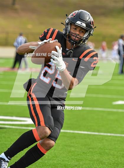Thumbnail 2 in Van vs. Gilmer (UIL 4A Region Semifinal Playoff) photogallery.