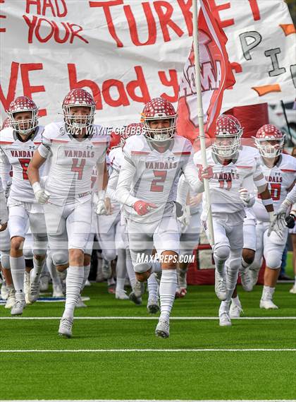 Thumbnail 2 in Van vs. Gilmer (UIL 4A Region Semifinal Playoff) photogallery.