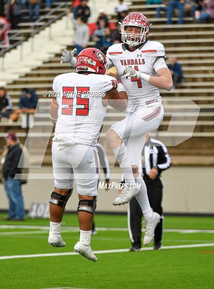 Thumbnail 2 in Van vs. Gilmer (UIL 4A Region Semifinal Playoff) photogallery.