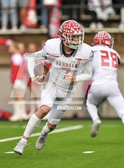 Thumbnail 3 in Van vs. Gilmer (UIL 4A Region Semifinal Playoff) photogallery.