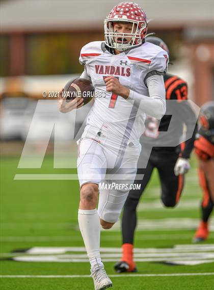Thumbnail 3 in Van vs. Gilmer (UIL 4A Region Semifinal Playoff) photogallery.