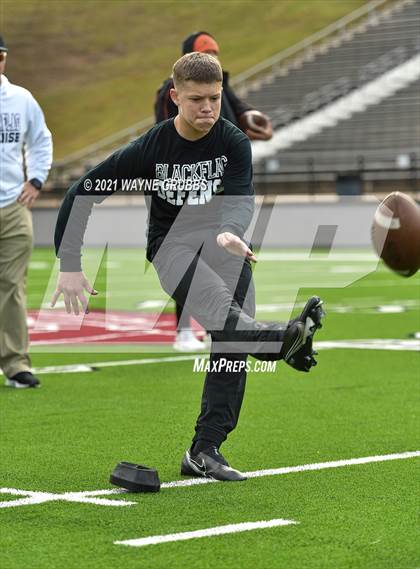 Thumbnail 2 in Van vs. Gilmer (UIL 4A Region Semifinal Playoff) photogallery.