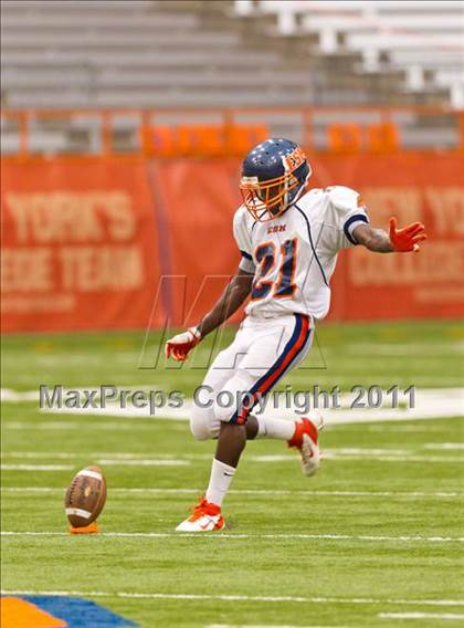 Thumbnail 2 in West Seneca West vs. East Syracuse-Minoa (Syracuse Kickoff Classic) photogallery.