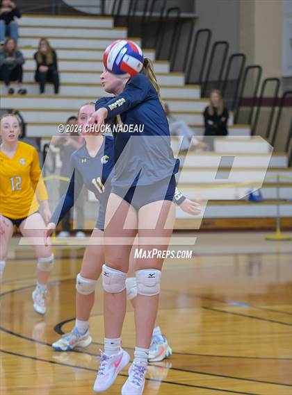 Thumbnail 2 in Barrington vs. Middletown (RIIL Division II State Final) photogallery.