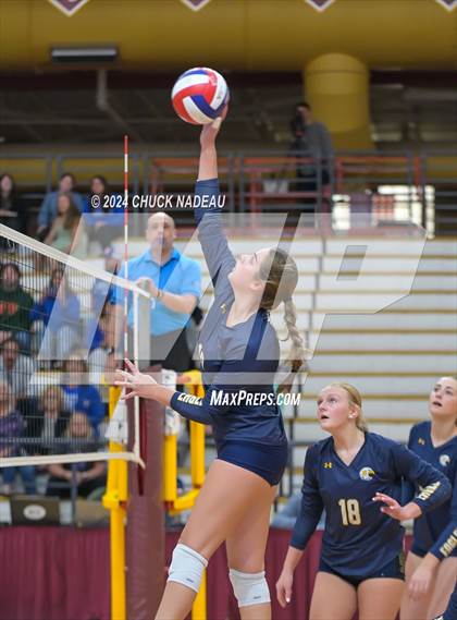 Thumbnail 1 in Barrington vs. Middletown (RIIL Division II State Final) photogallery.