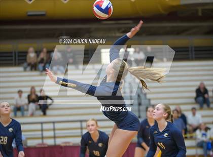 Thumbnail 1 in Barrington vs. Middletown (RIIL Division II State Final) photogallery.