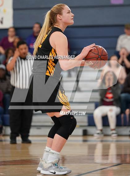 Thumbnail 2 in Woden vs. Grapeland (UIL 2A Regional Final) photogallery.