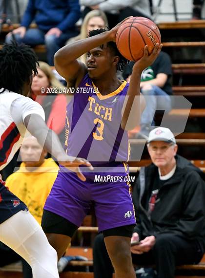 Thumbnail 2 in Oakland Tech vs. Dublin (Gridley Invitational) photogallery.