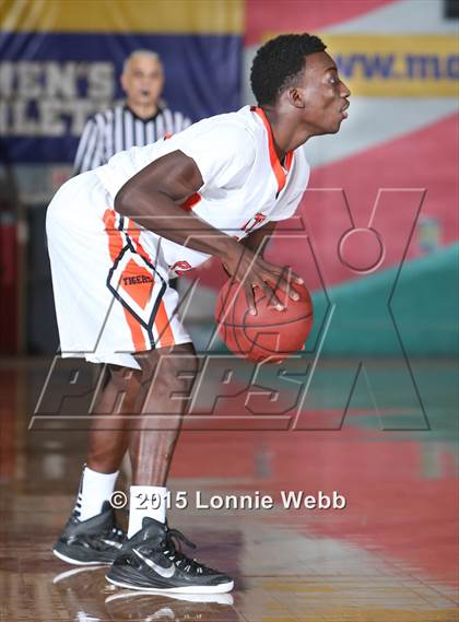 Thumbnail 2 in Clarkstown South vs White Plains (Hoops for a Cure Showcase) photogallery.