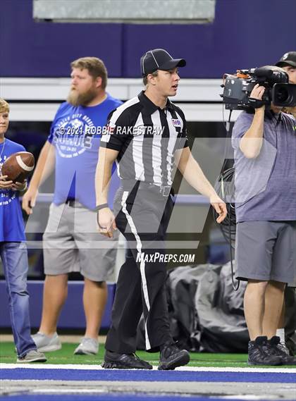 Thumbnail 2 in Stratford vs. Falls City (UIL Football 2A D1 Finals) photogallery.