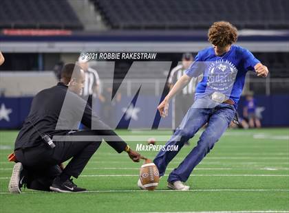 Thumbnail 3 in Stratford vs. Falls City (UIL Football 2A D1 Finals) photogallery.