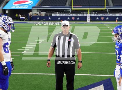 Thumbnail 2 in Stratford vs. Falls City (UIL Football 2A D1 Finals) photogallery.