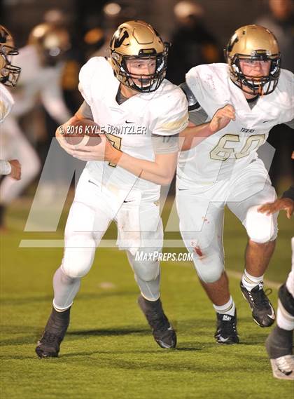 Thumbnail 3 in Winona vs. Whitewright (UIL 3A Division 2 Region 2 Semifinal) photogallery.