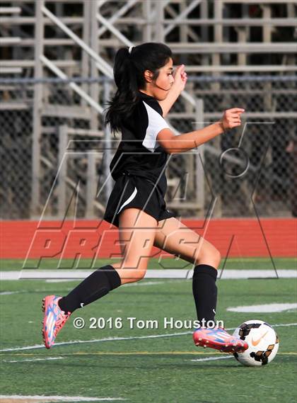 Thumbnail 3 in St. Lucy's vs Etiwanda photogallery.