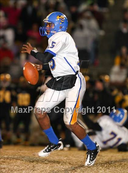 Thumbnail 2 in Lincolnton vs. Carver (NCHSAA 2A Semifinal) photogallery.