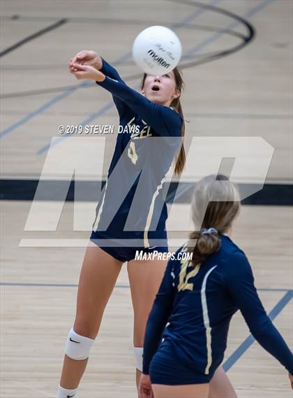 Thumbnail 3 in FR: Casteel vs Gilbert photogallery.