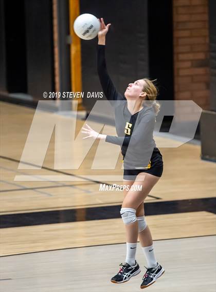 Thumbnail 3 in FR: Casteel vs Gilbert photogallery.